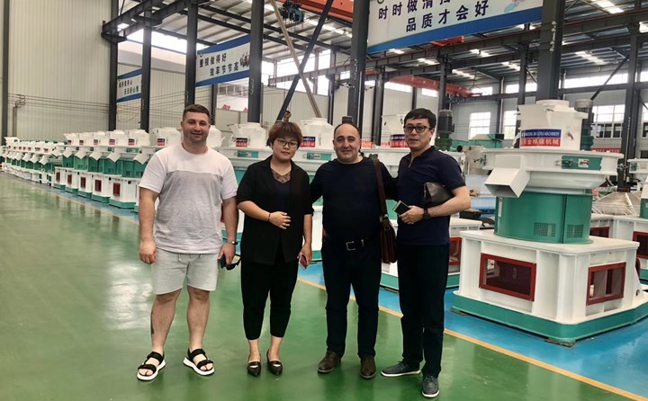 俄罗斯客户考察山东金格瑞颗粒机.jpg 俄罗斯客户考察山东金格瑞颗粒机.jpg