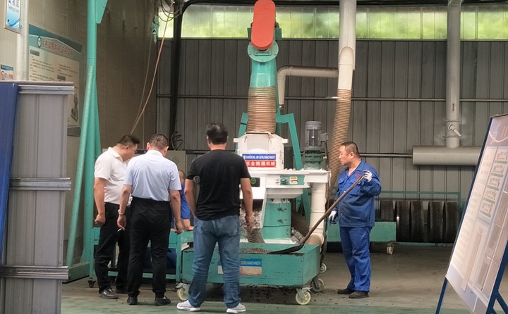 生物质颗粒机试机区.jpg 生物质颗粒机试机区.jpg