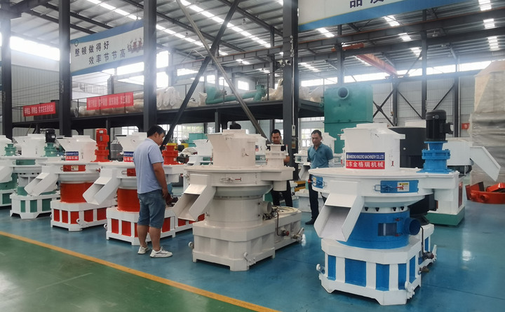 江苏客户端午考察木屑制粒机.jpg 江苏客户端午考察木屑制粒机.jpg