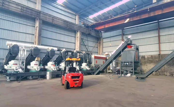 生产线设备:烘干机、滚筒筛、6台860型号木屑造粒机、冷却机、打包机等 生产线设备:烘干机、滚筒筛、6台860型号木屑造粒机、冷却机、打包机等