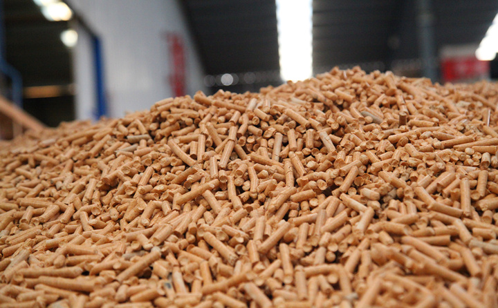 秸秆不但是木屑制粒机生物质燃料的原材料,也是全村绿色发展的附属产业.JPG 秸秆不但是木屑制粒机生物质燃料的原材料,也是全村绿色发展的附属产业.JPG