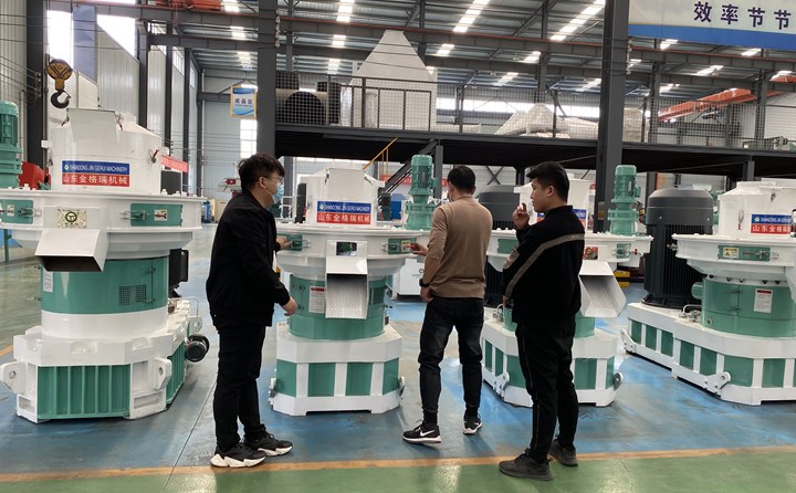 青岛客户考察秸秆颗粒机生产线.jpg 青岛客户考察秸秆颗粒机生产线.jpg