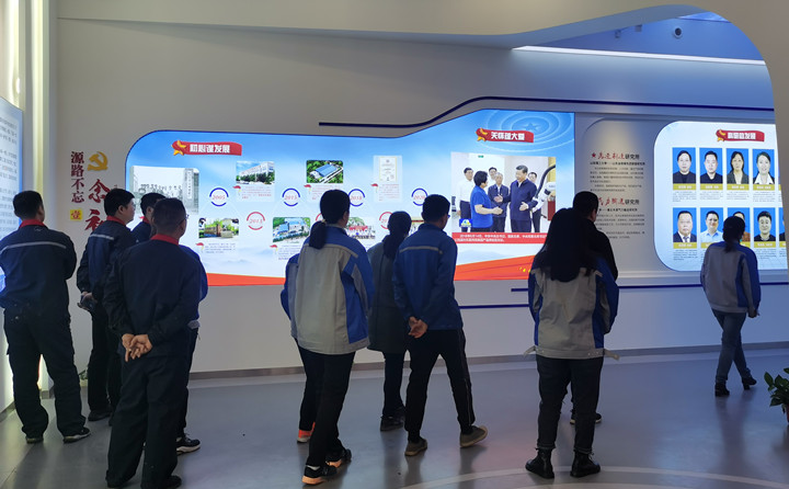 金格瑞党群服务中心,新员工们了解公司的发展历程.jpg 金格瑞党群服务中心,新员工们了解公司的发展历程.jpg