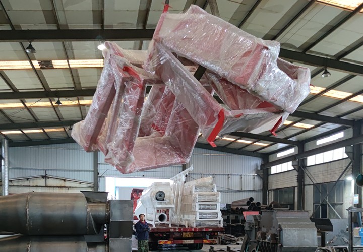 锯末颗粒机生产线配套设备装车中.jpg 锯末颗粒机生产线配套设备装车中.jpg