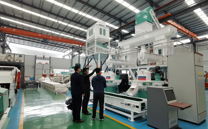 甘肃客户考察木屑制粒机.jpg 甘肃客户考察木屑制粒机.jpg