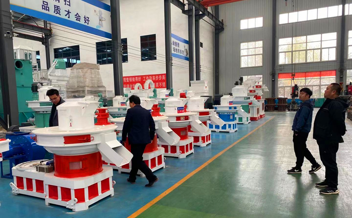 河南郑州客户考察木屑制粒机.jpg 河南郑州客户考察木屑制粒机.jpg