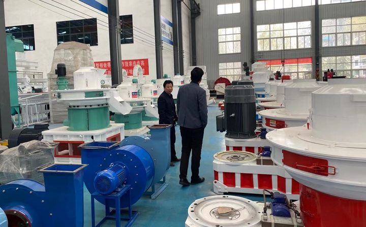 河南郑州客户考察木屑制粒机.jpg 河南郑州客户考察木屑制粒机.jpg