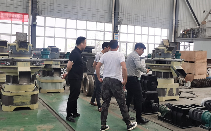 客户考察木屑制粒机生产线设备.jpg 客户考察木屑制粒机生产线设备.jpg