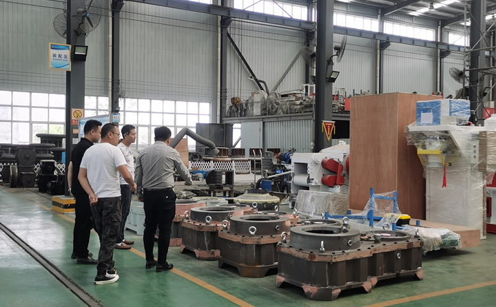 考察颗粒机加工过程.jpg 考察颗粒机加工过程.jpg