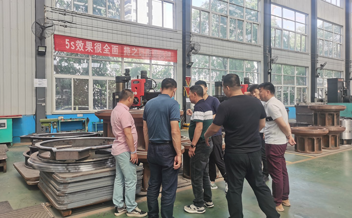 木屑颗粒机考察团.jpg 木屑颗粒机考察团.jpg