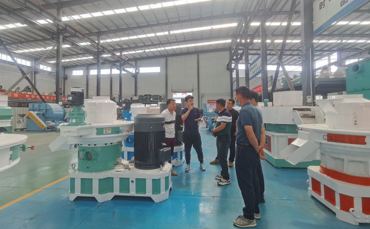 木屑颗粒机考察团.jpg 木屑颗粒机考察团.jpg