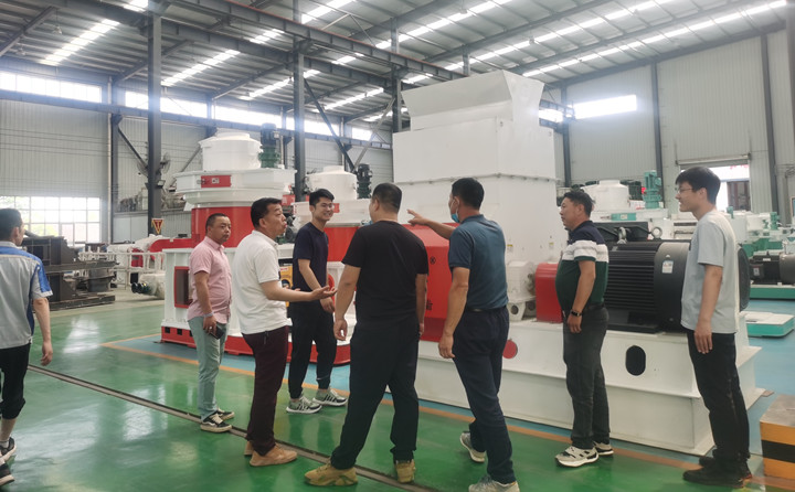 山东金格瑞就迎来了一批特殊的团队---大型木屑颗粒机考察团.jpg 山东金格瑞就迎来了一批特殊的团队---大型木屑颗粒机考察团.jpg