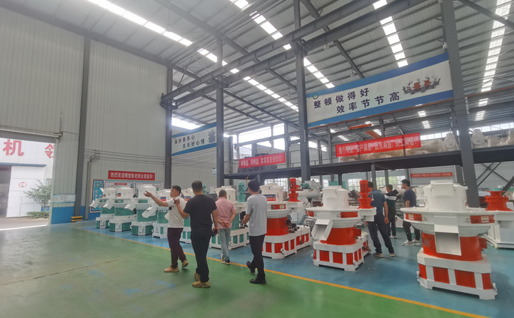 山东金格瑞就迎来了一批特殊的团队---大型木屑颗粒机考察团.jpg 山东金格瑞就迎来了一批特殊的团队---大型木屑颗粒机考察团.jpg