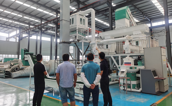 江苏客户端午考察木屑制粒机.jpg 江苏客户端午考察木屑制粒机.jpg