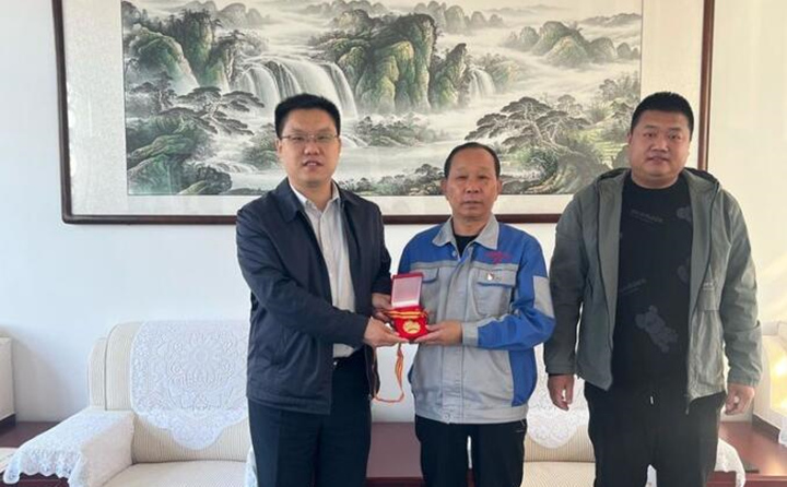 近日,山东居邦源集团工会主席景奉全同志荣获章丘区总工会授予的“职工信赖的娘家人”和“章丘区五一劳动奖章”荣誉称号,10月11日下午,双山街道总工会为景奉全同志颁发获奖证书和奖牌。.jpg 近日,山东居邦源集团工会主席景奉全同志荣获章丘区总工会授予的“职工信赖的娘家人”和“章丘区五一劳动奖章”荣誉称号,10月11日下午,双山街道总工会为景奉全同志颁发获奖证书和奖牌。.jpg